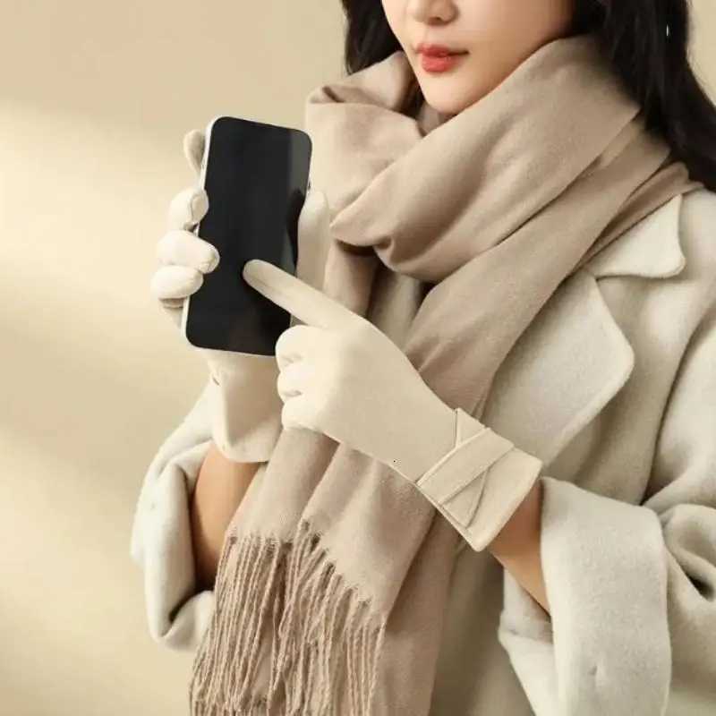 A Pair of Women Winter Keep Warm Touch Screen Gloves Lady Fashion Elegant Retro Cycling Drive Protection From Cold Thicken Y251211