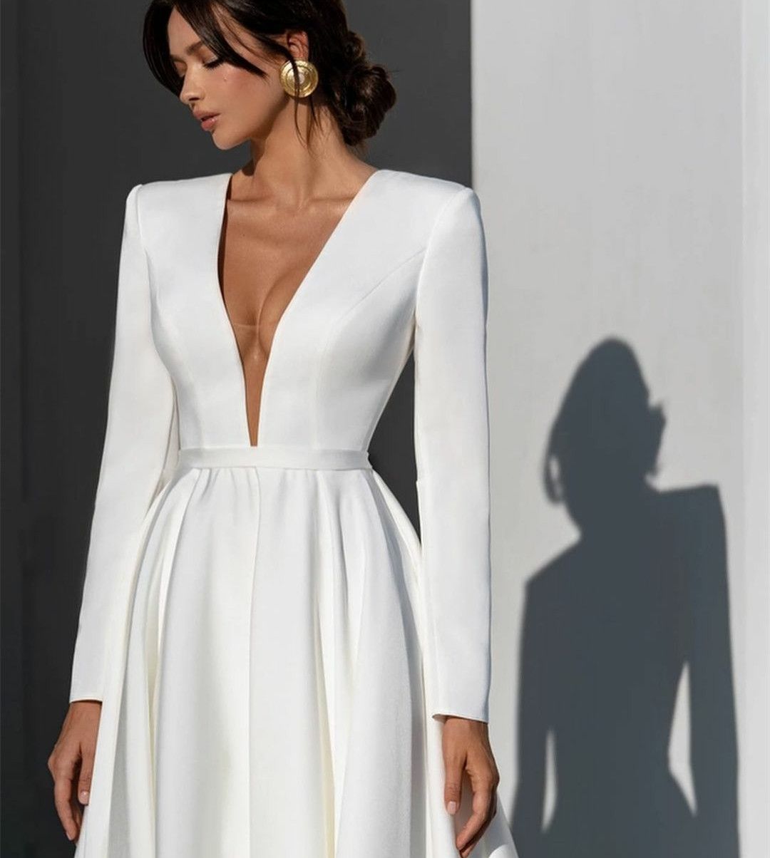 Elegant Long Ivory Crepe V-Neck Wedding With Pockets A-Line Pleated Sweep Train Bridal Gown Buttons Back Vestido de novia Women Dresses D12