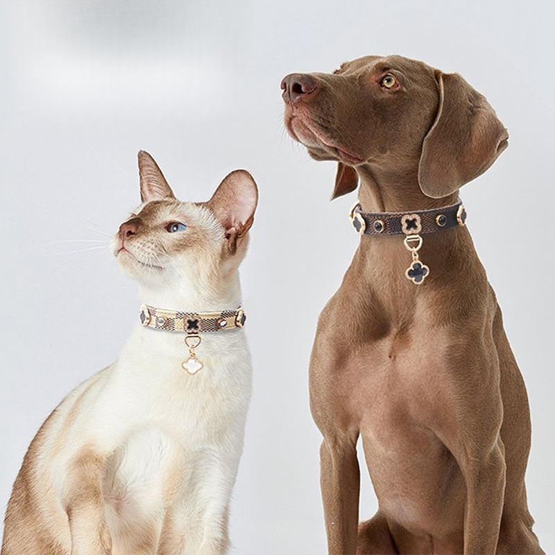 Wholesale diamond inlaid antique leather pet collars, small and medium-sized dog necks, dog collars, cat collars with diamonds, pet supplies