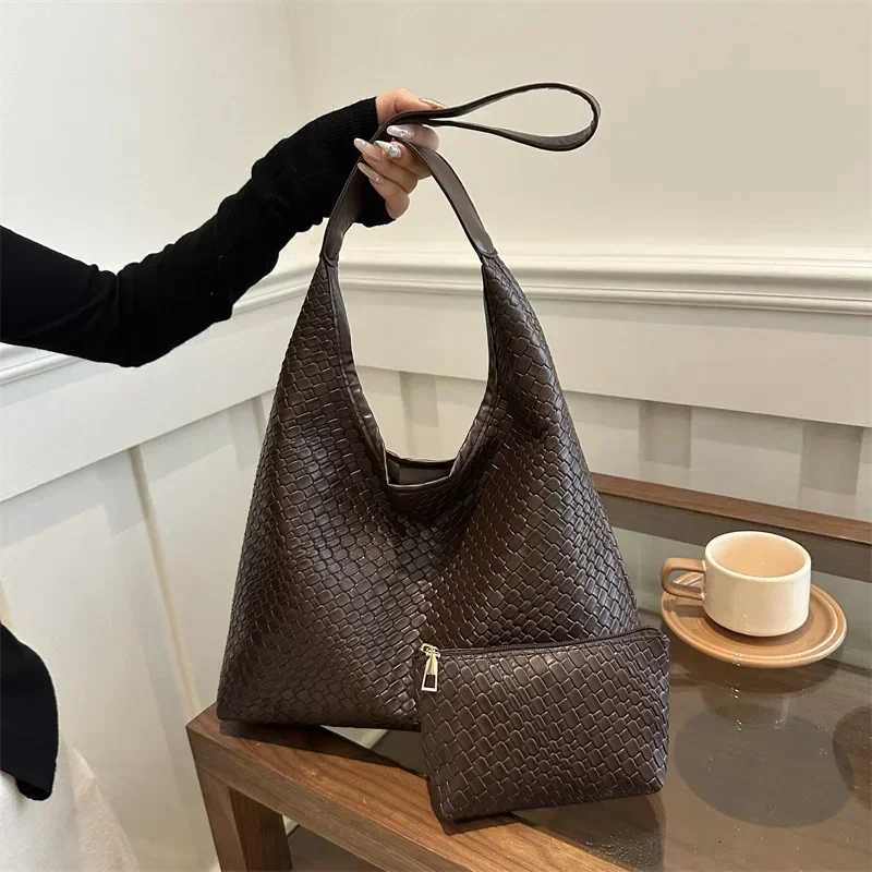 2024 New Foreign Trade Wens Bag High-end Shoder Bag Woven Pattern Large-capacity Cmuter Bag Tote Bucket Bag Y251211