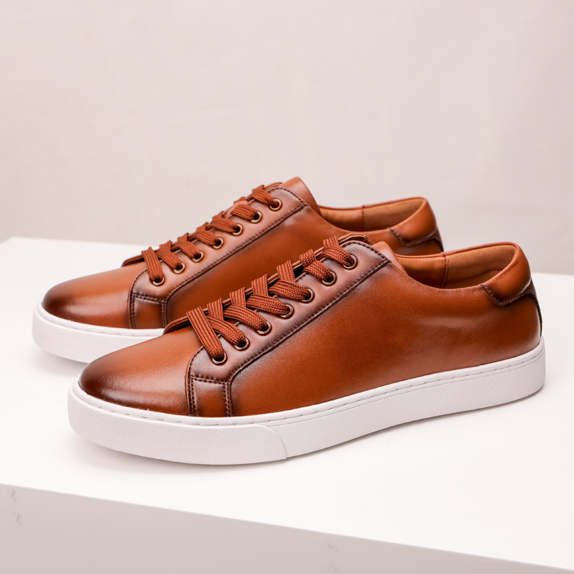 Fashionable retro plus size men's sports shoes casual and handsome business leather shoes high-quality cowhide soft soled board shoes designer sh