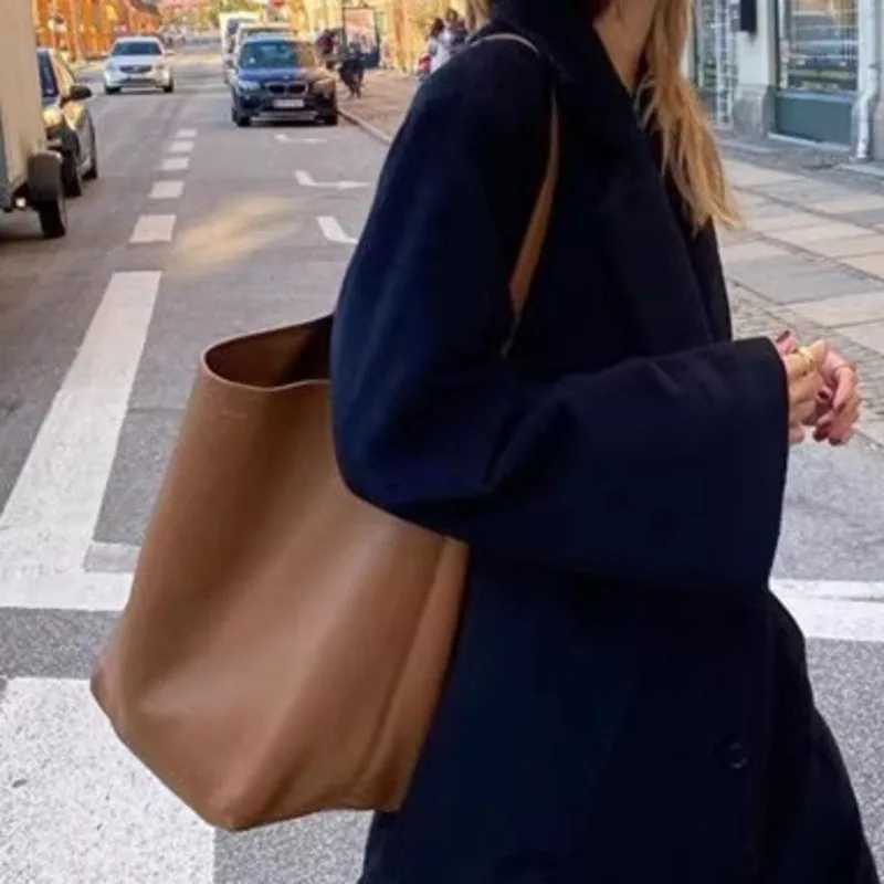 2025 High Quality Classic Water Bucket Bag Lychee Patter Large-capacity Soft Leather Big Handbag For Wen Shoder Bag Tote Y251211