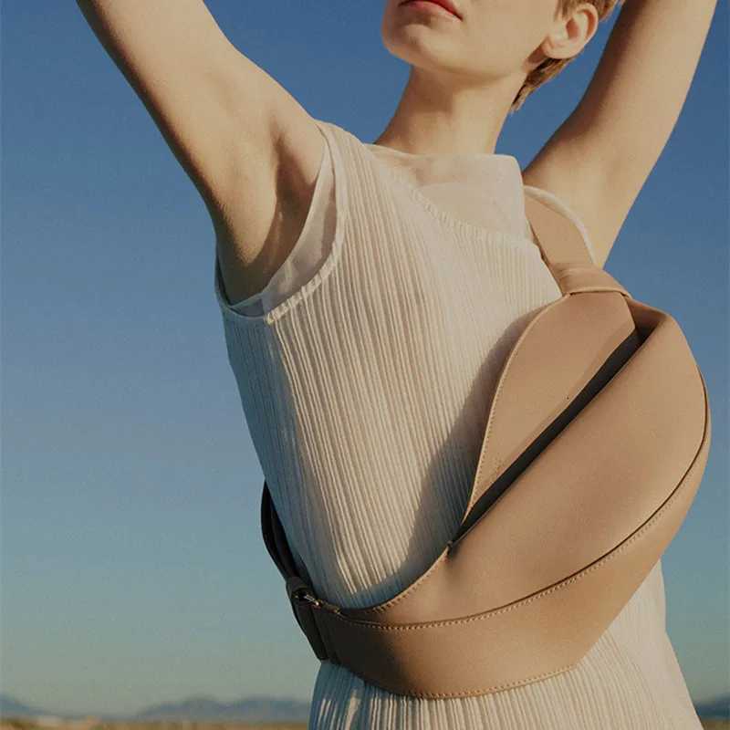 2025 New Fiable Horn Bag large capacity low shaped persali niche travel smooth cowhide crossbody bag Y251211