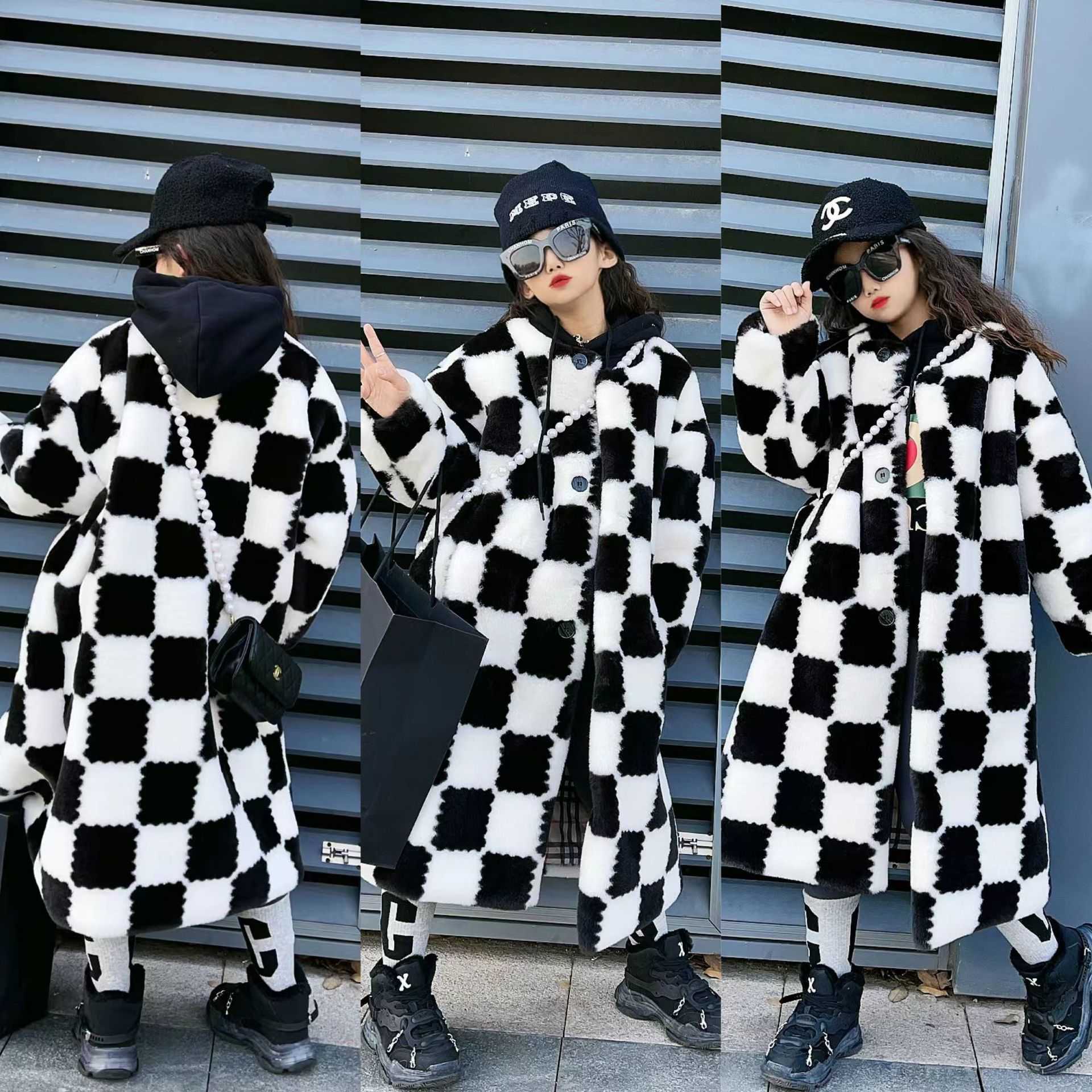 Little girl's new winter black and white checkered long coat fur coat 2025 medium and large children's thickened fur L251212