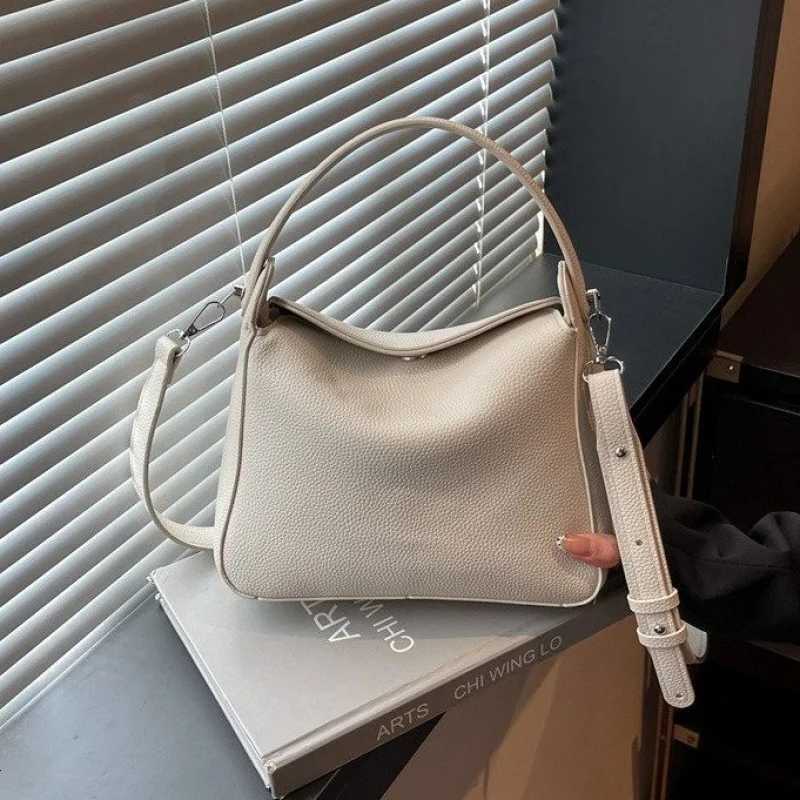 2025 New High-end Luxury Brand Ladies Leather Shoder Bag Famous Designer Casual Paris Vintage Y251211