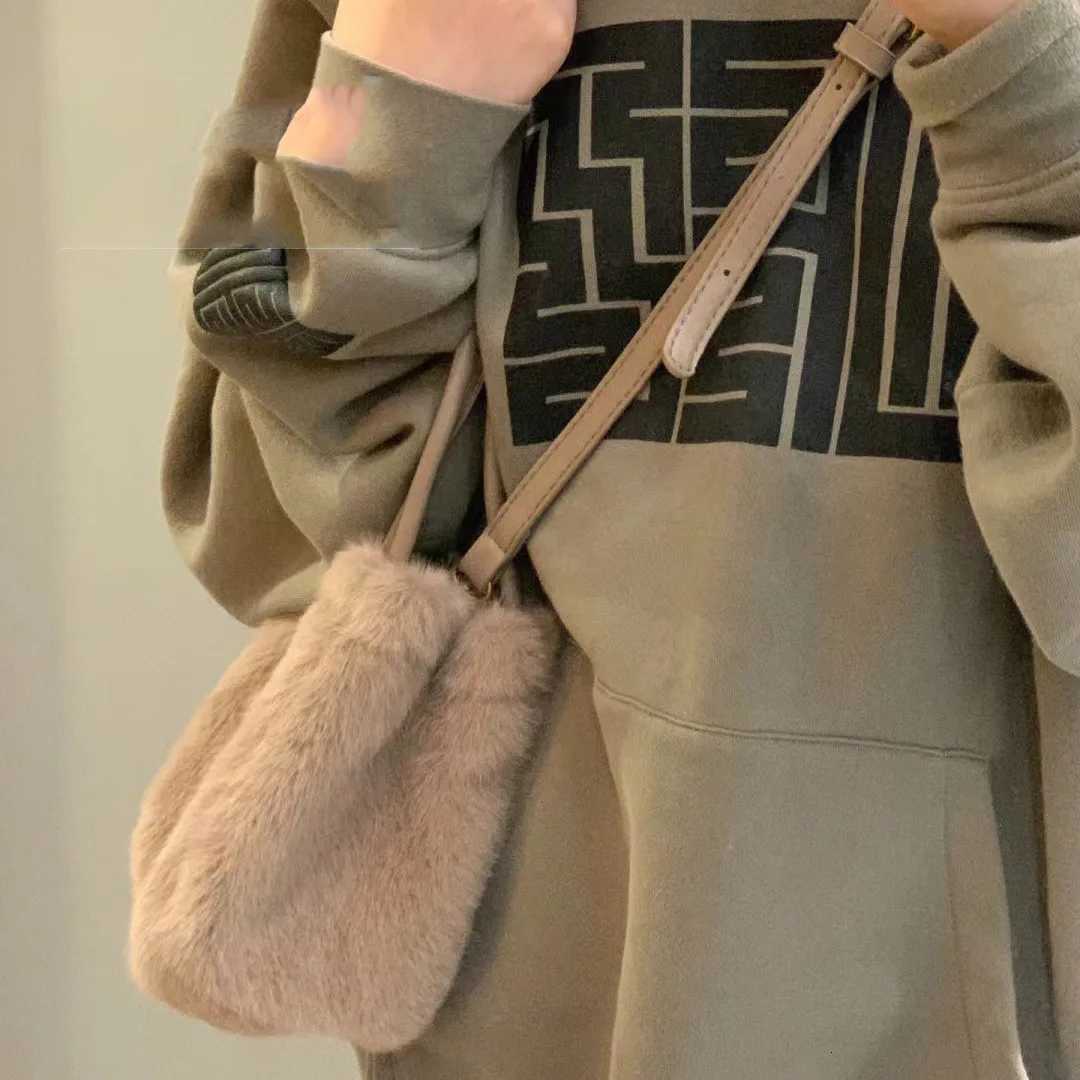 2025 new khaki plush bag hand-held bucket bag womens Korean style commuting small bag fashionable and versatile fur shoulder baT251213