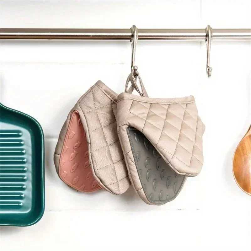 1PC Silicone Anti-hot Clamp Oven Gloves High Temperature Oven Gloves Oven Microwave Oven Handheld Warm Glove Clamp Kitchen H251212
