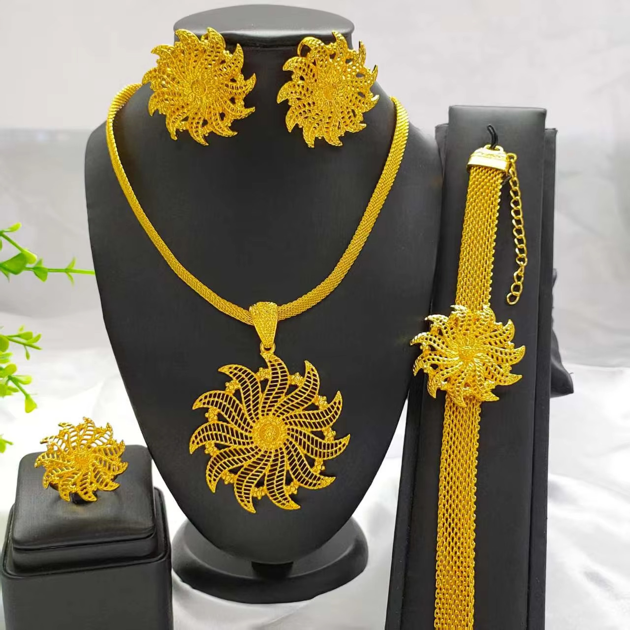 Dubai Gold Color Jewelry Set For Women Classic Bow 18K Gold Plated Necklace Set Earrings Bracelet And Ring Trending 241107
