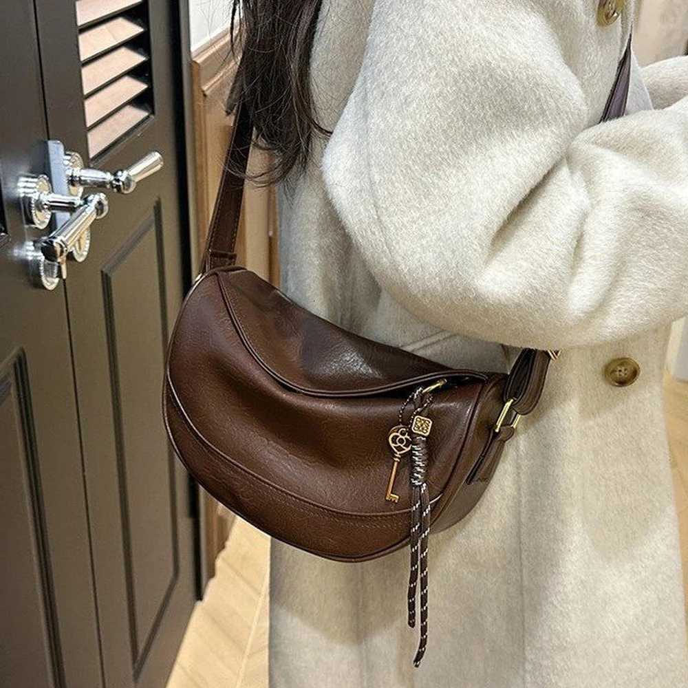 Simple and fashionable dumpling buns for women Korean version popular casual shoulder bag new stylish texture solid color crT251213