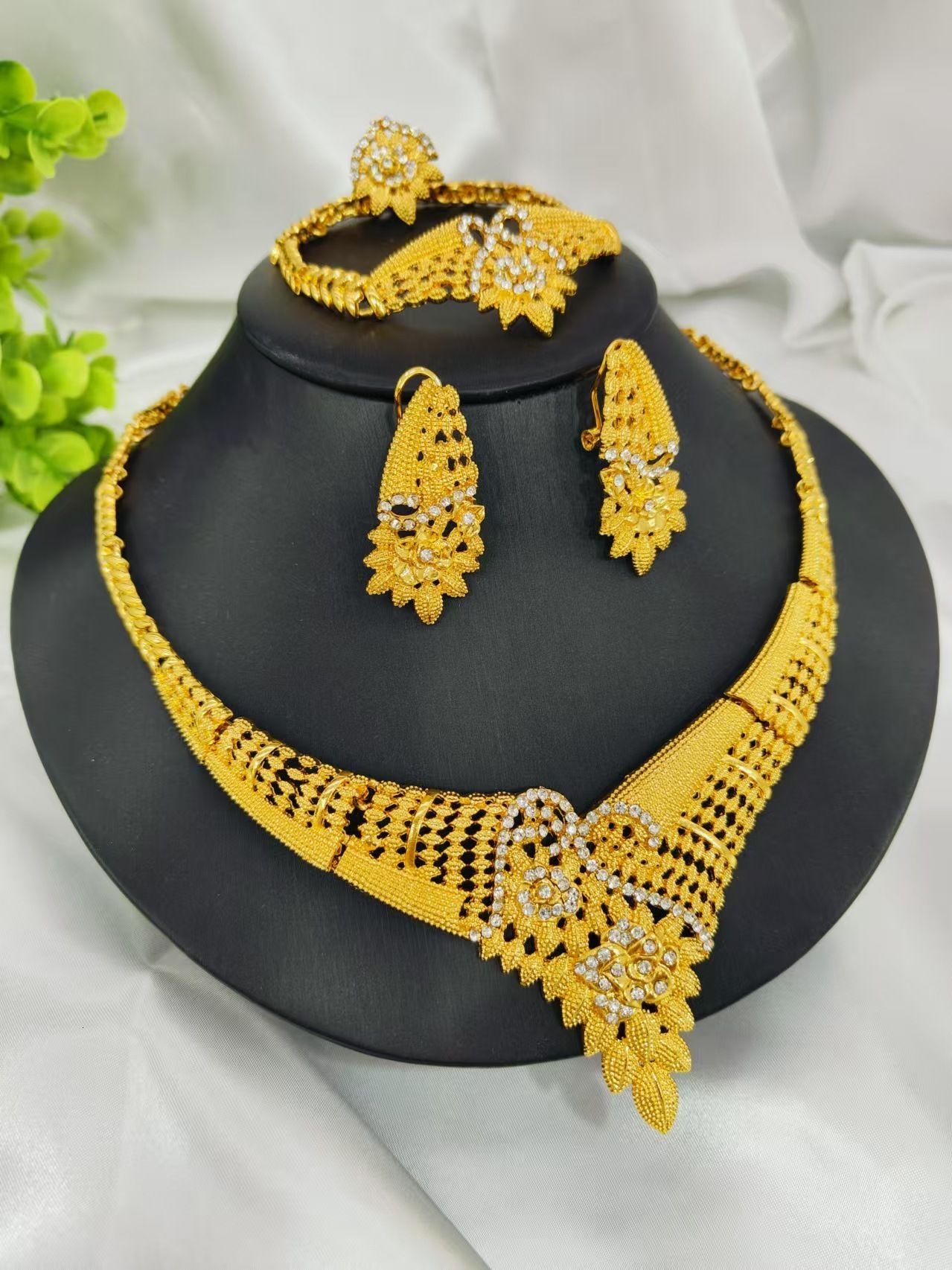 Dubai Gold Color Jewelry Set For Women Classic Bow 18K Gold Plated Necklace Set Earrings Bracelet And Ring Trending 241107