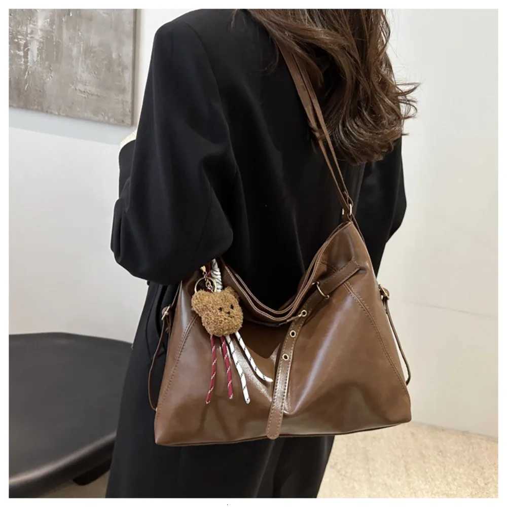 Trendy Accessory Retro Shoulder Bag PU Leather Large Capacity Backpack Casual With pendant Handbag Daily Commute FashionT251213