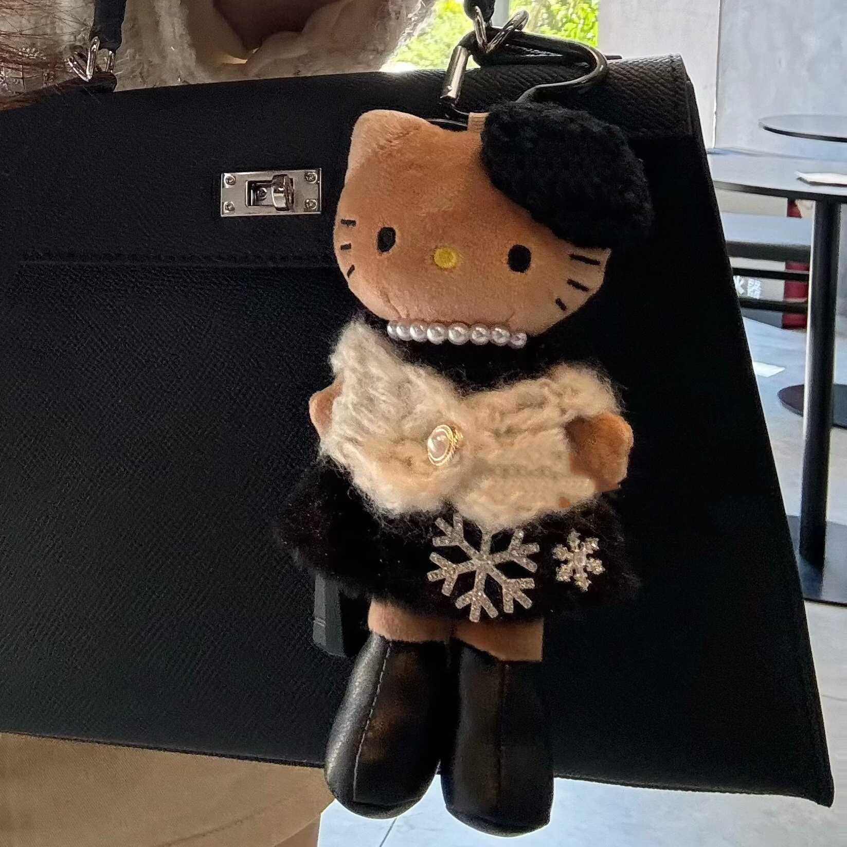 New Japanese-style winter atmosphere scarf with black leather long leg Kitty cat bag pendant, plush doll keychain J251213