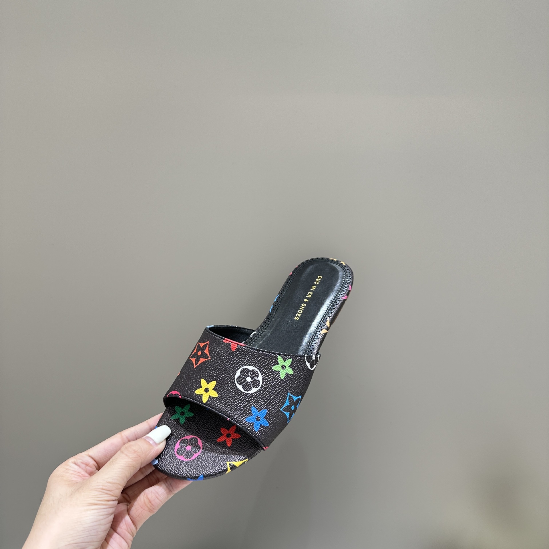 Designer's New Arrival Color Print Slippers 2026 spring and summer Hot Fashion Elegant Women Beach Slippers Casual Flat Slippers Black White Free