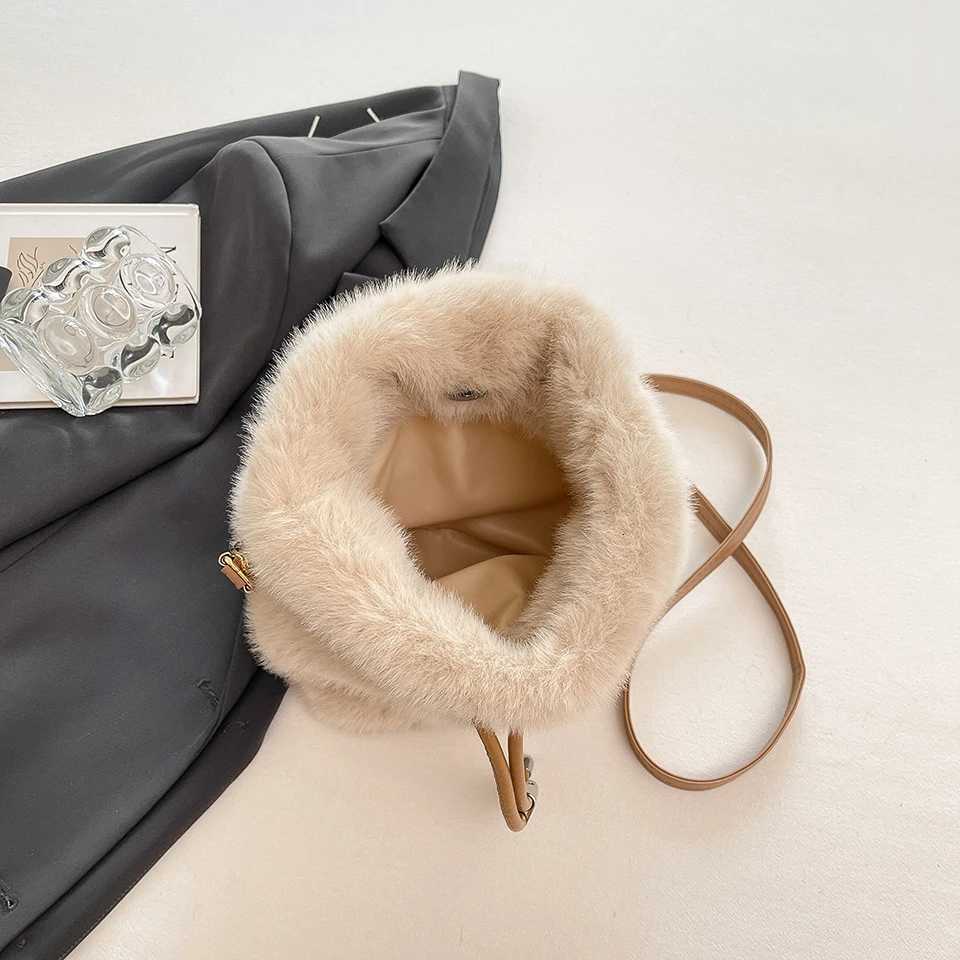 Faux Fur Crossbody Bag for Women Large Capacity Winter Plush Shoulder Bag Cell Phone Purse Fashion Soft Travel Bag LadiesT251213