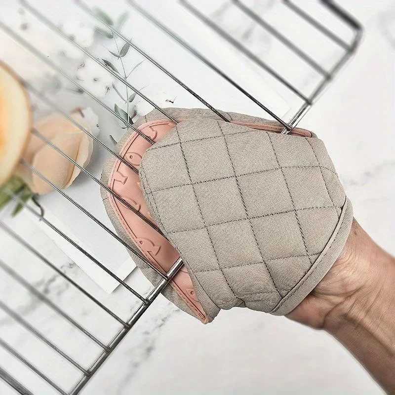 1PC Silicone Anti-hot Clamp Oven Gloves High Temperature Oven Gloves Oven Microwave Oven Handheld Warm Glove Clamp Kitchen H251212