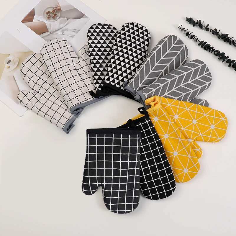 2PCS high-temperature resistant oven gloves anti scalding anti slip thicke cotton and linen insation gloves household m H251212