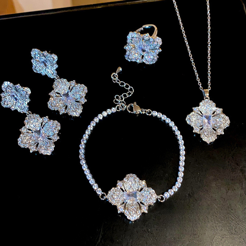 Luxury Brand Designer Jewelry Zircon Diamond Flower Pendant Necklace Fashionable And High End Clavicle Chain Niche Temperament, Accessories For Women