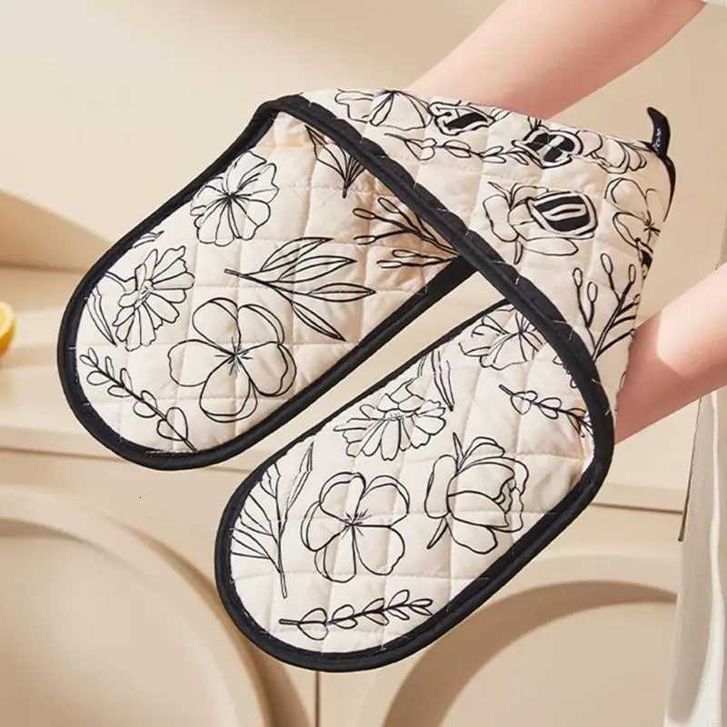 8017cm Practical Heat Resistant Oven Mittens Creative Flower Pattern Long Safety Gloves for Kitchen Bakery Use H251212