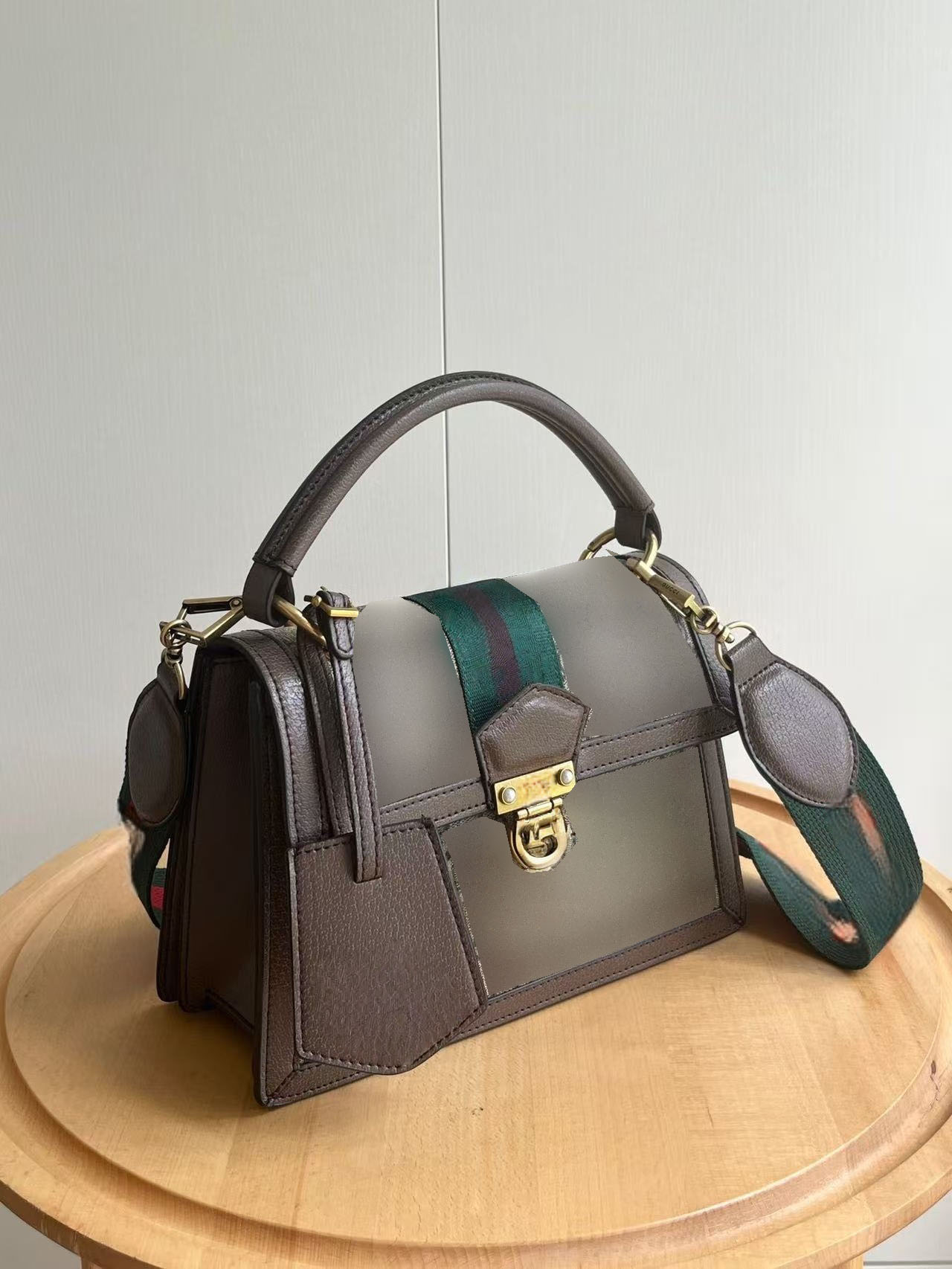 Elegant Full Grain Leather Handbag - Chic Designer Accessory for Sophisticated Style