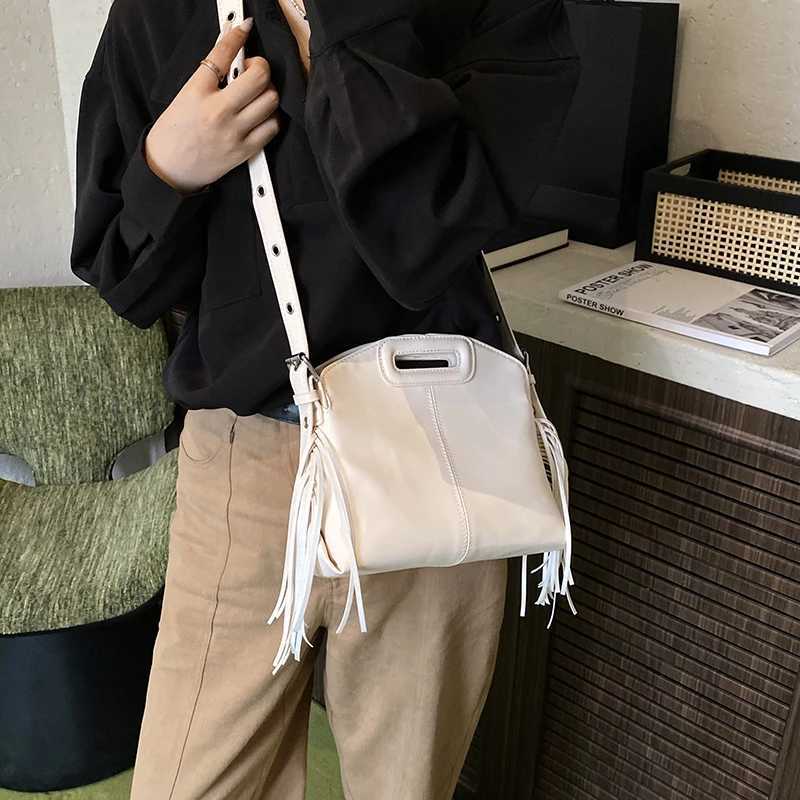 Fashion Womens Crossbody Bag High Quality Shoulder Bag Large Capacity Womens Wallet Phone Bag Solid Casual Tassel Bucket BagT251213