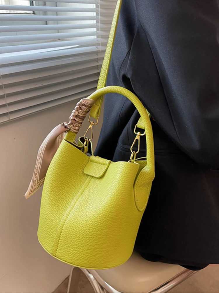 High-Grade Textured Mini Bucket Bags 2024 Fashion Soft Leather Hasp Crossbody Bag Lady Daily Commuter HandbagsT251213