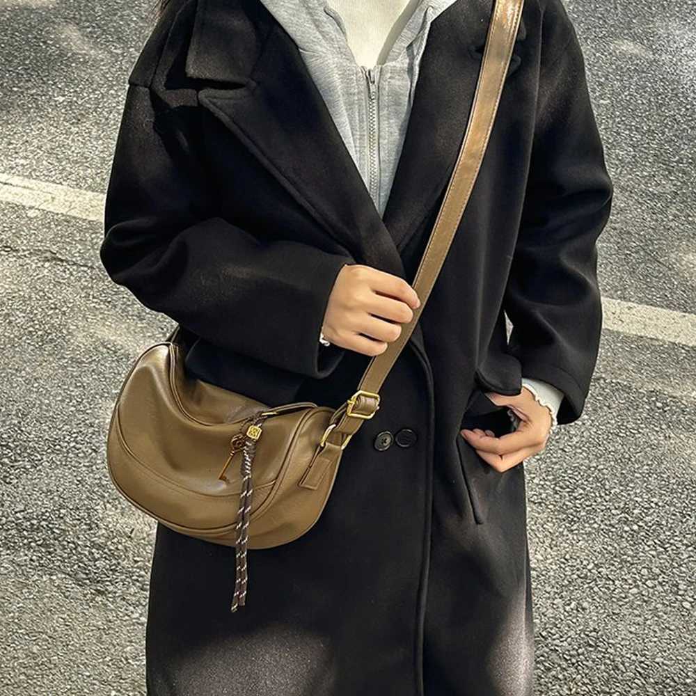 Simple and fashionable dumpling buns for women Korean version popular casual shoulder bag new stylish texture solid color crT251213