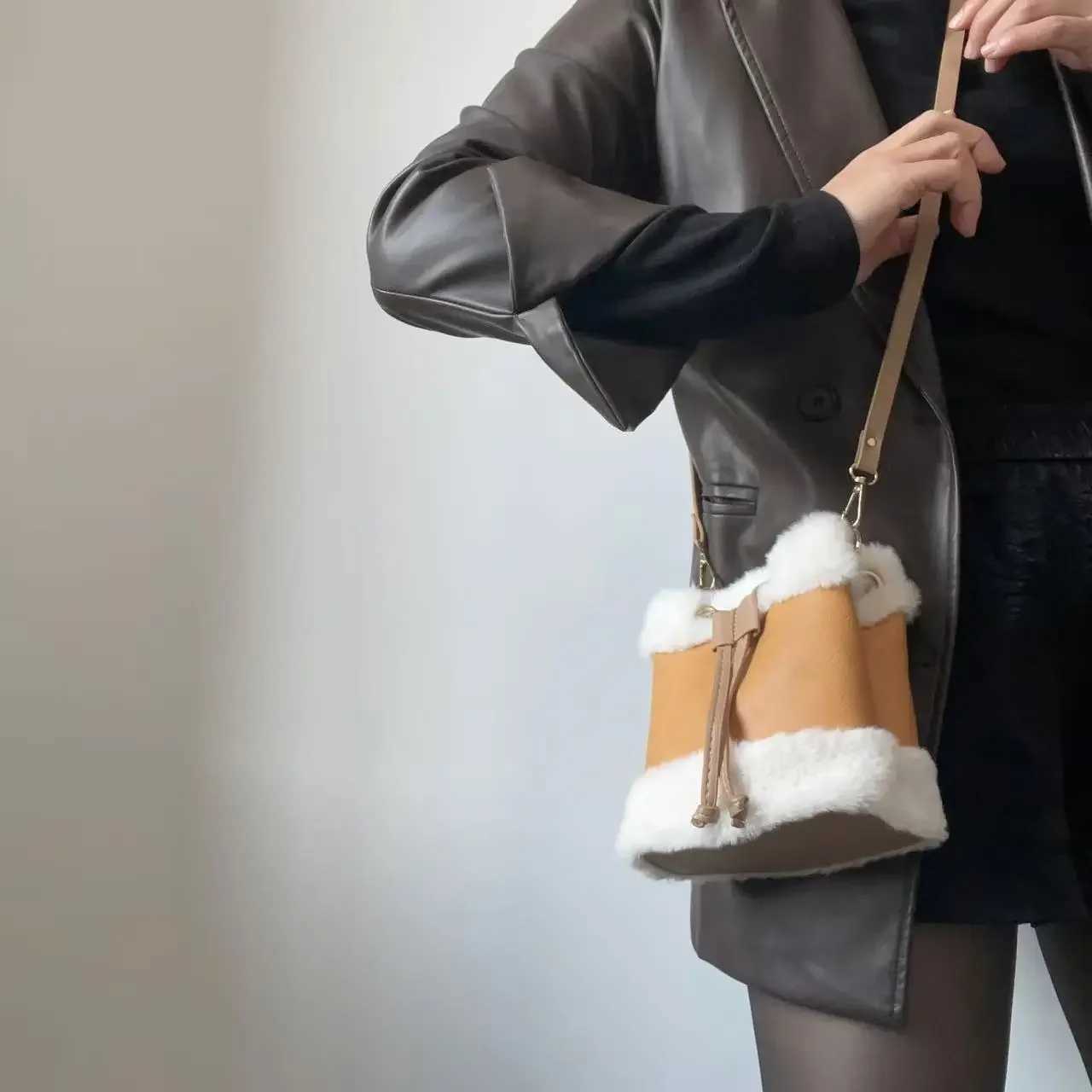 Water bucket Bag Womens 2025 New Autumn and Winter Faux Fur Plaid Furry Bag Korean Style Retro Shoulder Cross-Body Small BagT251213
