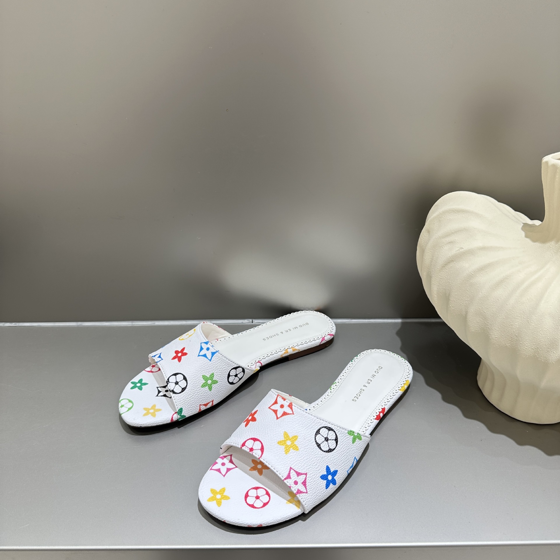 Designer's New Arrival Color Print Slippers 2026 spring and summer Hot Fashion Elegant Women Beach Slippers Casual Flat Slippers Black White Free Shipping