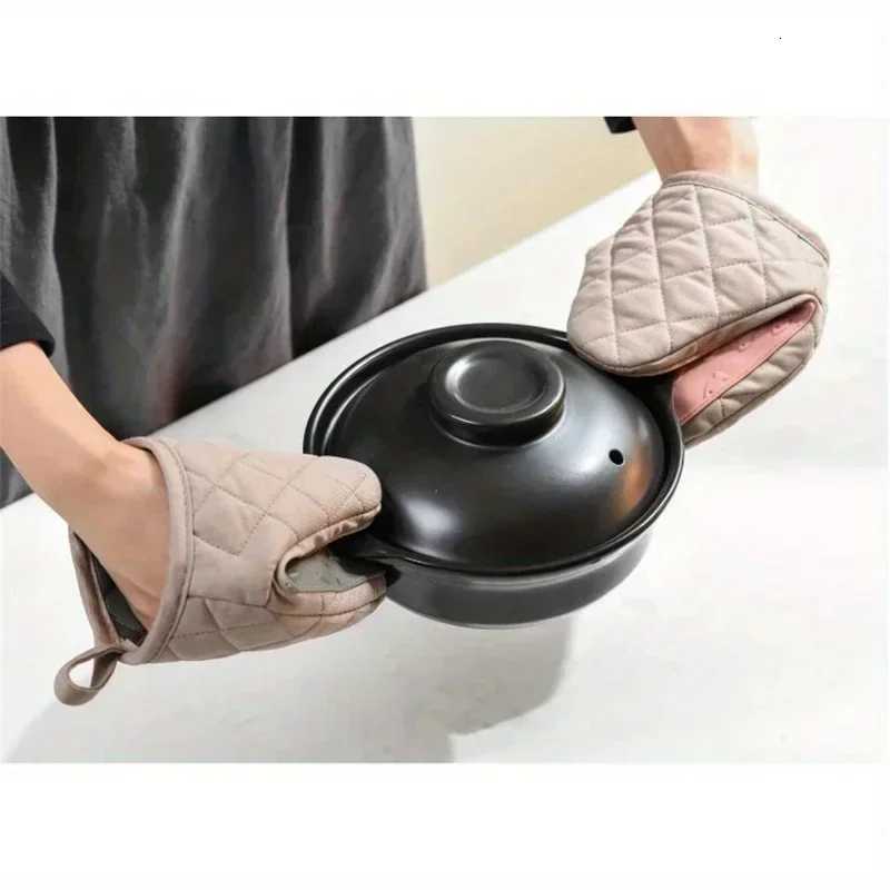 1PC Silicone Anti-hot Clamp Oven Gloves High Temperature Oven Gloves Oven Microwave Oven Handheld Warm Glove Clamp Kitchen H251212