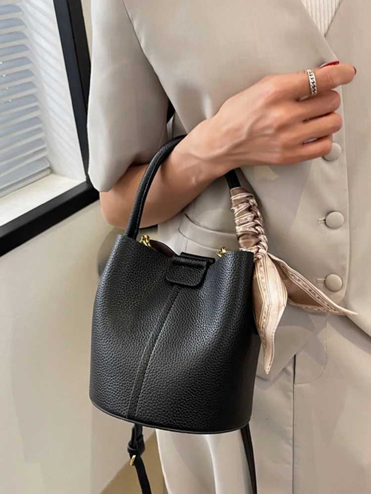 High-Grade Textured Mini Bucket Bags 2024 Fashion Soft Leather Hasp Crossbody Bag Lady Daily Commuter HandbagsT251213