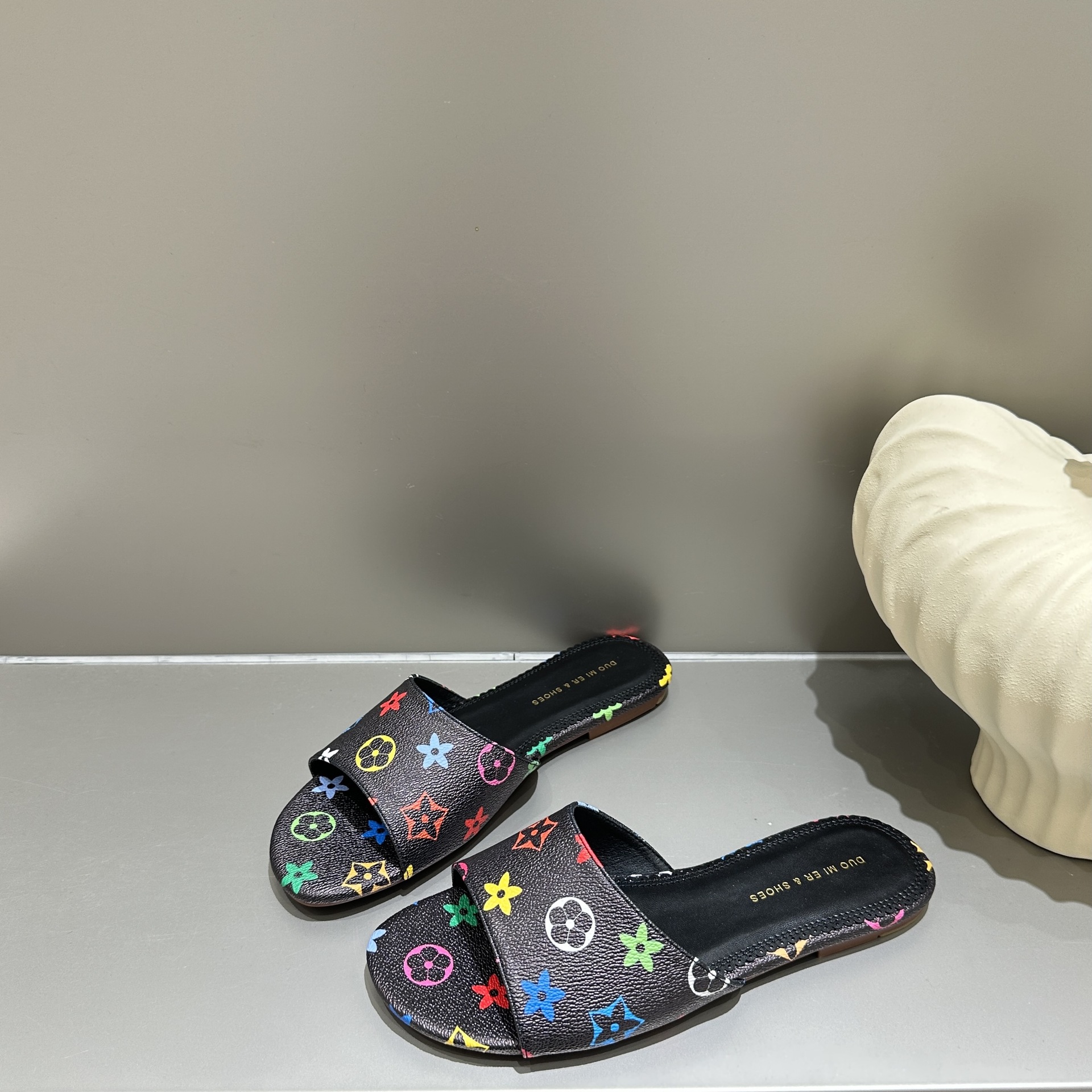 Designer's New Arrival Color Print Slippers 2026 spring and summer Hot Fashion Elegant Women Beach Slippers Casual Flat Slippers Black White Free