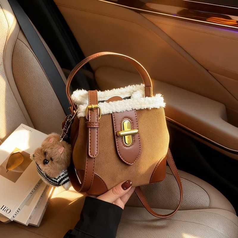 Vintage Lamb Wool Brown Bucket Bag Womens Plush Handbag Fashionable All-match Shoulder Crossbody BagT251213