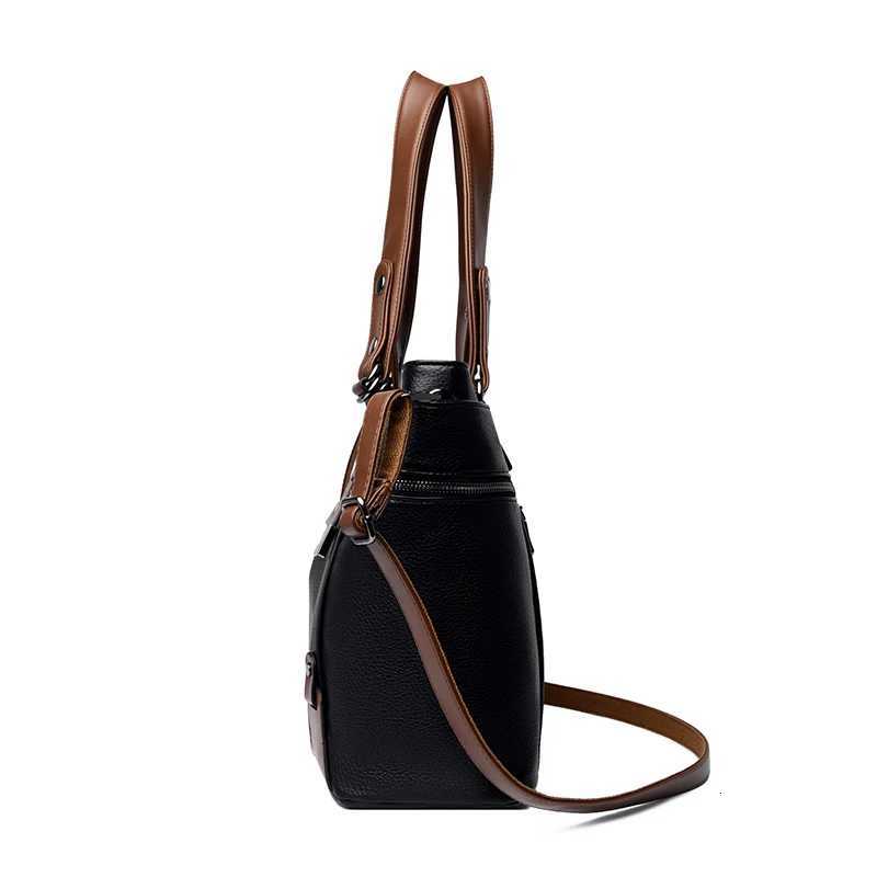 The new large-capacity handbag for ladies and mothers a fashionable single-shoulder crossbody bag is simple and versatileT251213