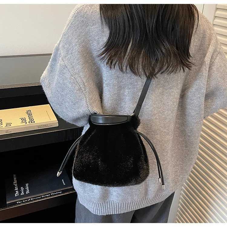 Fashionable Bucket Bag Soft Fluff Mini Shoulder Bags for Women 2025 Winter Trend Korean Plush Handbags Crossbody BagT251213