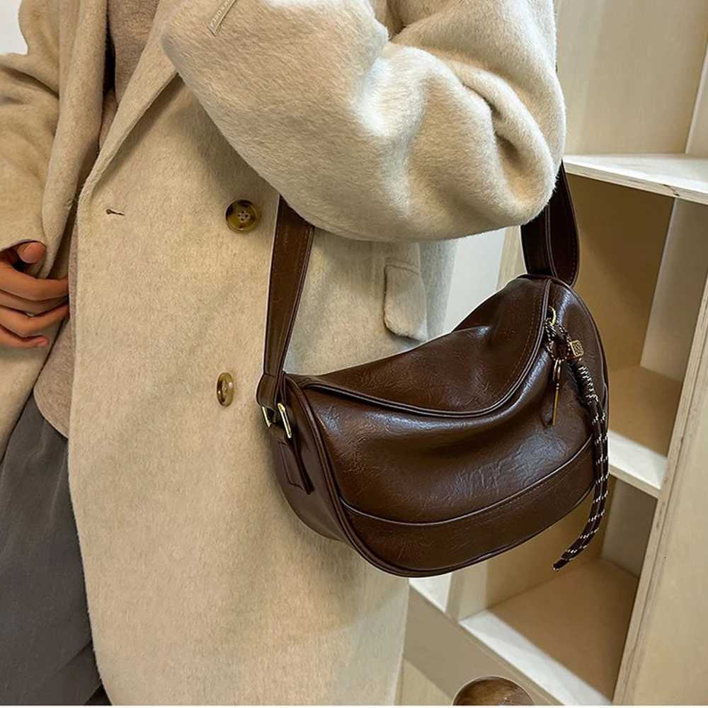 Simple and fashionable dumpling buns for women Korean version popular casual shoulder bag new stylish texture solid color crT251213