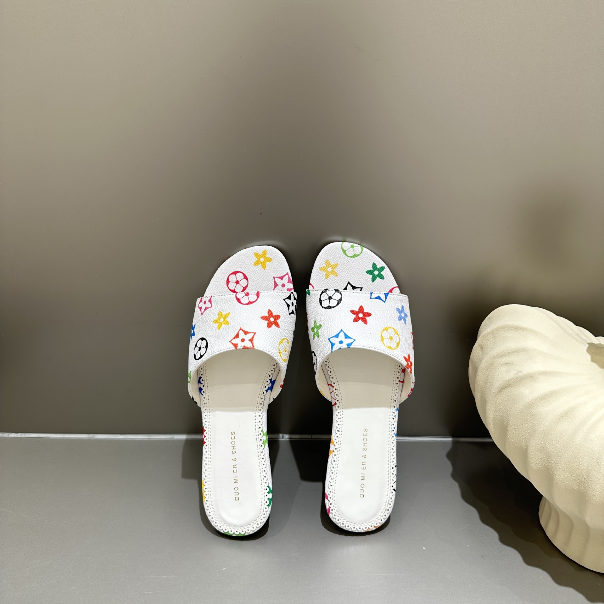 Designer's New Arrival Color Print Slippers 2026 spring and summer Hot Fashion Elegant Women Beach Slippers Casual Flat Slippers Black White Free