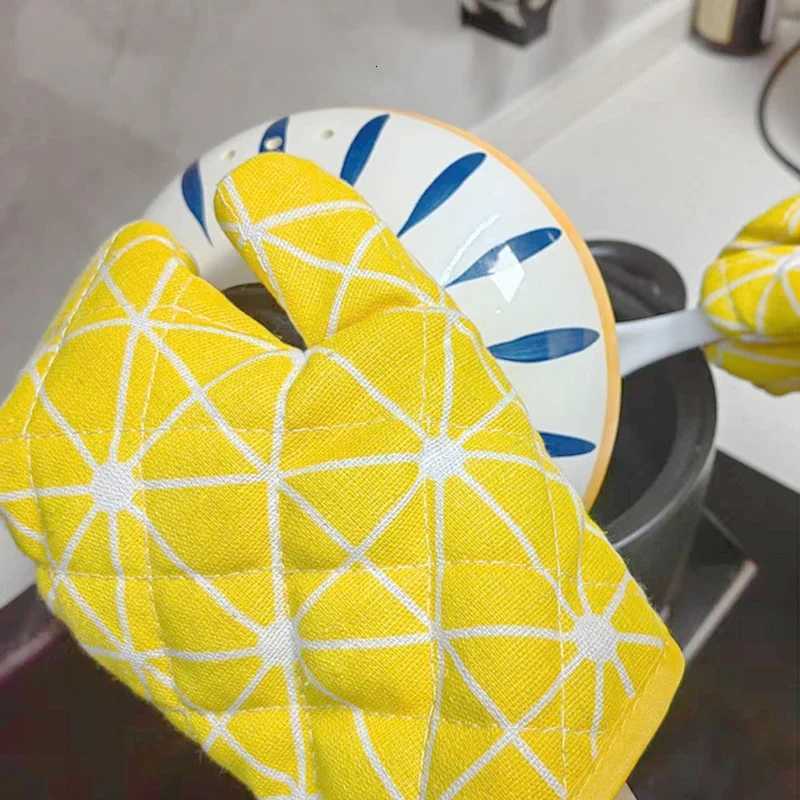 2 pieces of insated kitchen gloves heat-resistant microwave gloves heat-resistant thicke grid oven gloves H251212