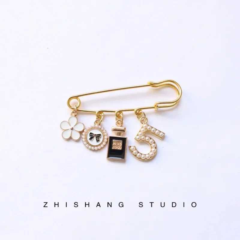 Fashion brooches with cute thing small pin jacket sweater pin cardigan vintage pearl accessory with mini bag bottle brooch Y251213