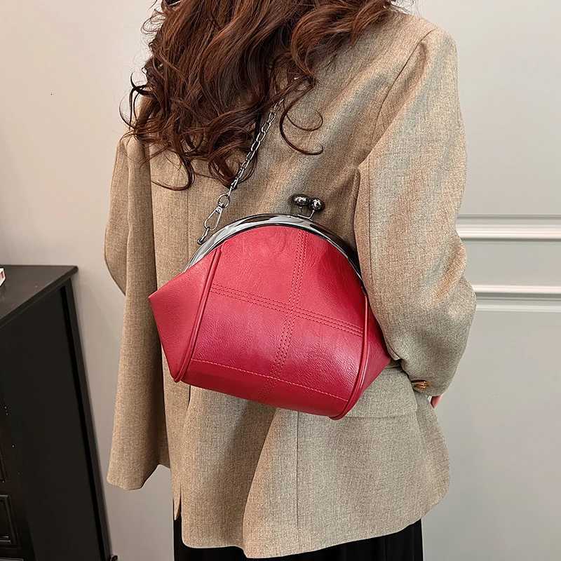 Unique Retro Shell Womens Bag 2024 New Fashionable Large Capacity One Shoulder Underarm Bag Versatile Clip Bag Oblique StraddleT251213