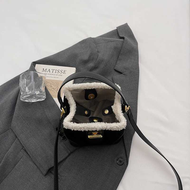 Vintage Lamb Wool Brown Bucket Bag Womens Plush Handbag Fashionable All-match Shoulder Crossbody BagT251213