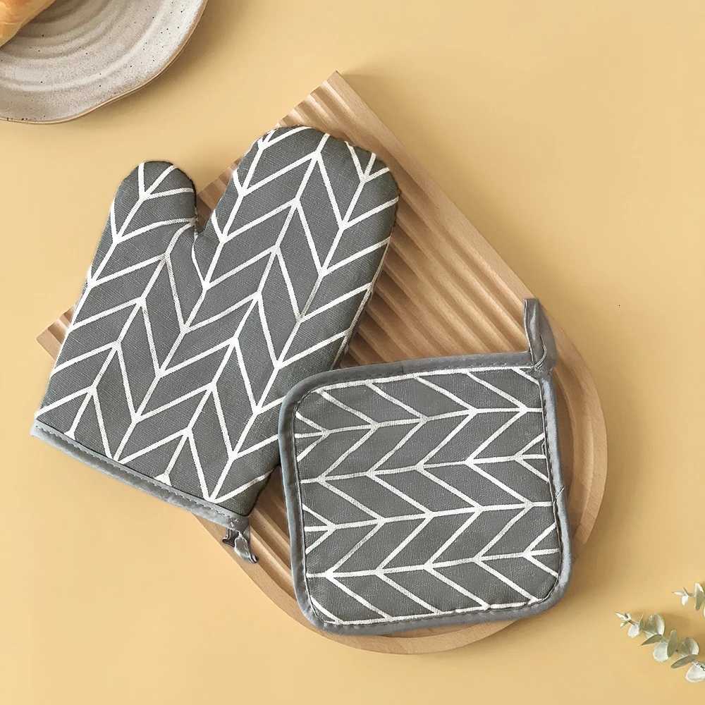 Cotton Linen Microwave Oven Baking Gloves Set of 2 Heat Resistant Oven Gloves with Heat Insation Pad for Kitchen Cooking Tools H251212