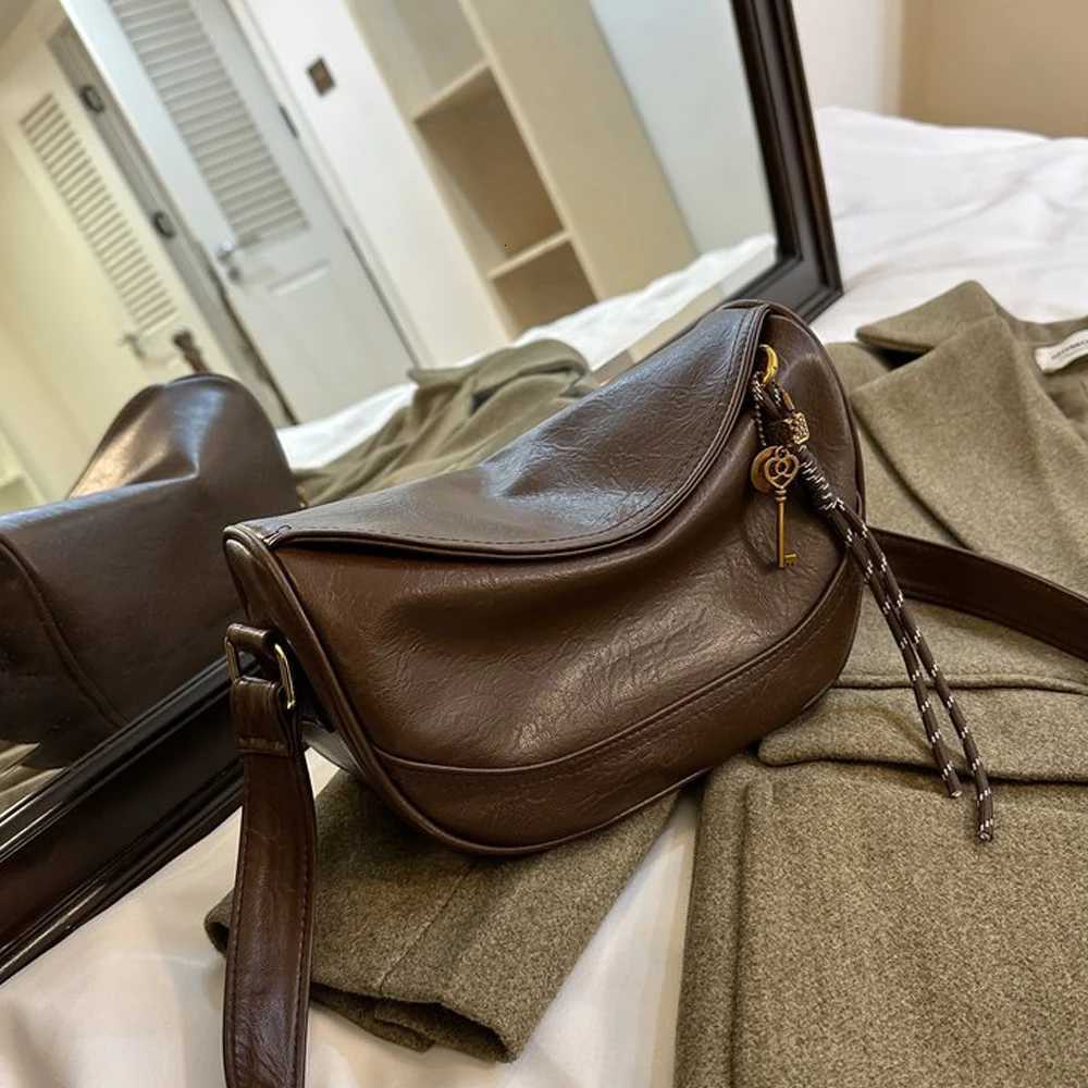Simple and fashionable dumpling buns for women Korean version popular casual shoulder bag new stylish texture solid color crT251213