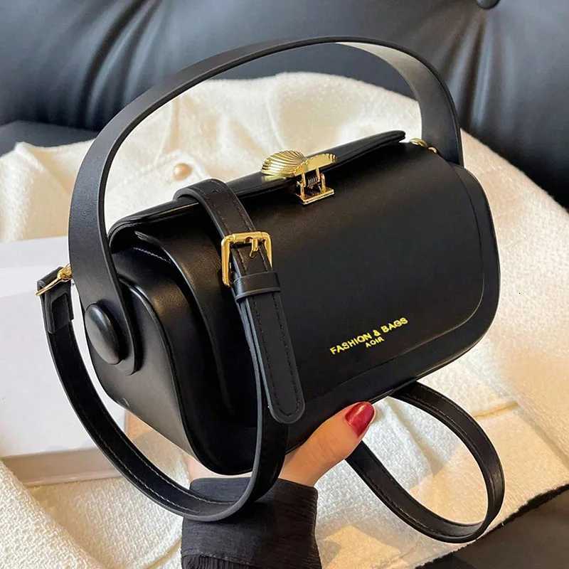 Simple and fashionable shoulder bag niche design hardware decoration handbag classic and elegant womens crossbody bagT251213