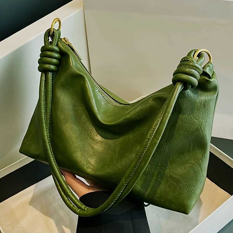 The new fashionable and high-end womens soft-touch shoulder bag is a geometric wide-band cross-body commuting handbagT251213