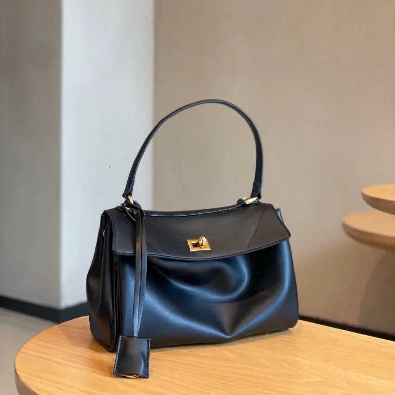 Simple and elegant hand-held commuter tote bag with large capacity and fashionable womens bagT251213