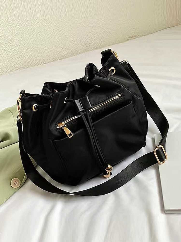 Casual and Fashionable Womens Bag Camouflage Color Shoulder Crossbody Bag Bucket Bag Large Capacity Zipper Anti-Theft NylonT251213