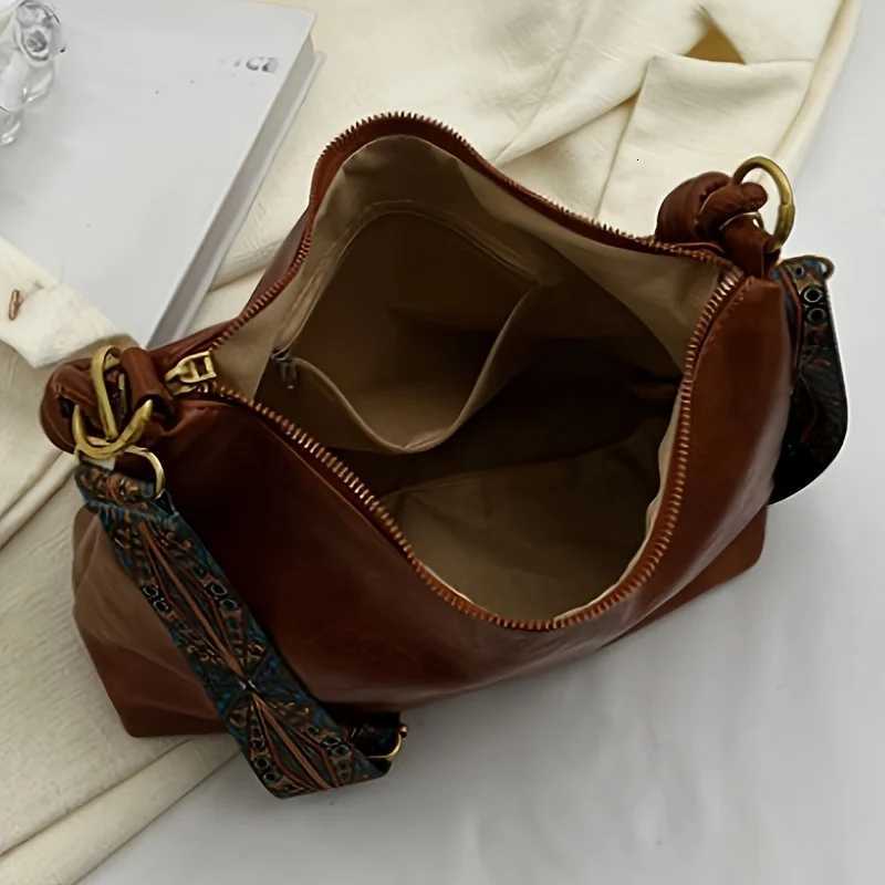 The new fashionable and high-end womens soft-touch shoulder bag is a geometric wide-band cross-body commuting handbagT251213