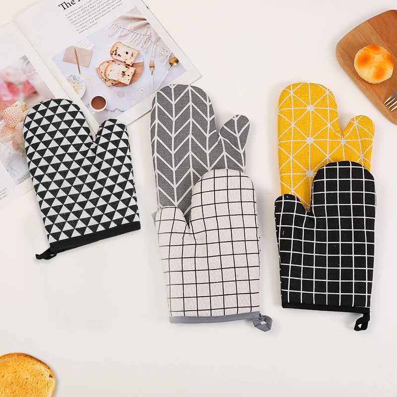 2PCS high-temperature resistant oven gloves anti scalding anti slip thicke cotton and linen insation gloves household m H251212