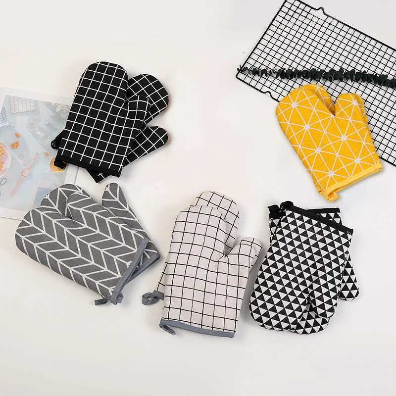 2PCS high-temperature resistant oven gloves anti scalding anti slip thicke cotton and linen insation gloves household m H251212