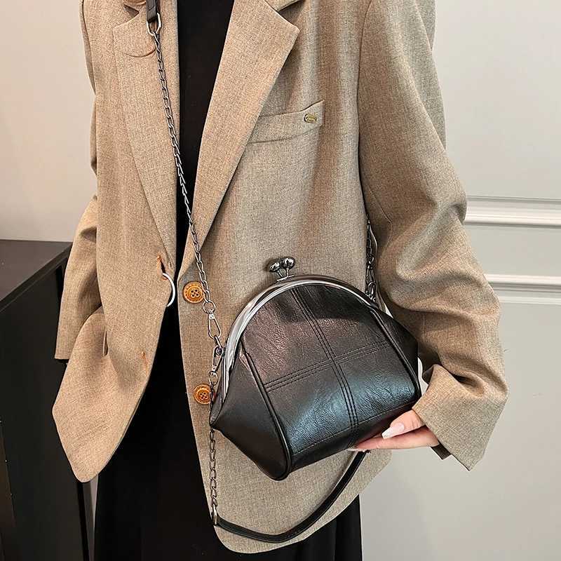 Unique Retro Shell Womens Bag 2024 New Fashionable Large Capacity One Shoulder Underarm Bag Versatile Clip Bag Oblique StraddleT251213